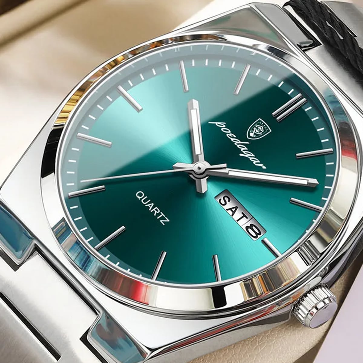 Detalle de la esfera verde sunburst del reloj VORVANI Meridian