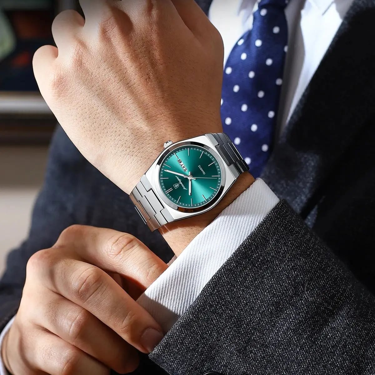 Reloj VORVANI Meridian con traje y camisa